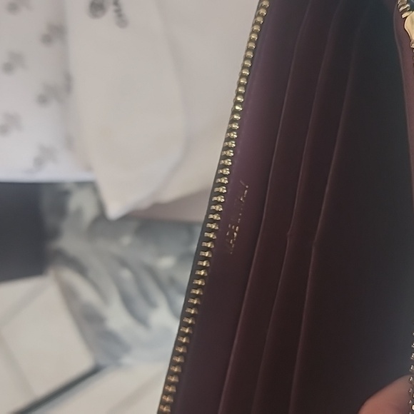 Like New Chanel leather long Wallet. Full inclusion dustbag, Box, auth card, bag - Picture 8 of 13